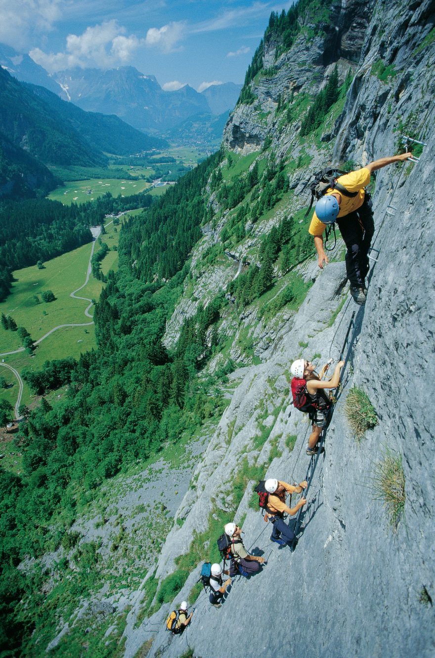 Ferata Fürenwand šplhá nad údolím říčky Aa, Engelberg, Švýcarsko.