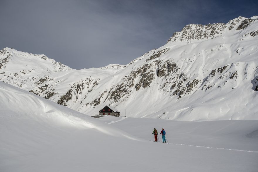 Na skialpu je možné vyrazit na okolní svahy nebo se vydat na víceděnní přechod například do Engelbergu.