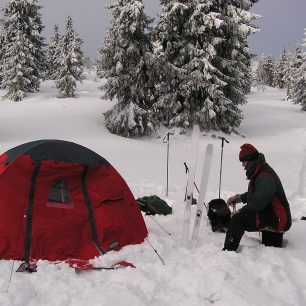 Stanování během túry na backcountry lyžích