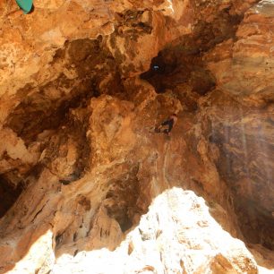 Cesta Mum Isiginda Yemek Sol v jeskyni Magara