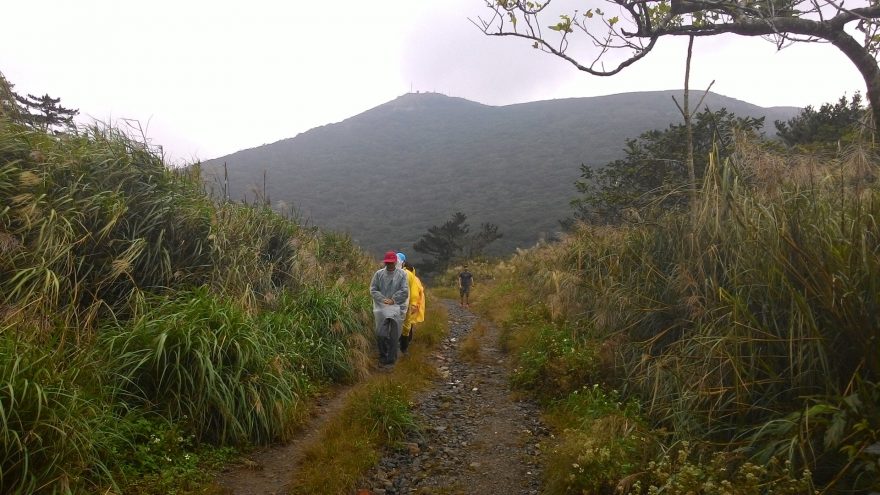 Za špatného počasí alespoň není v národním parku Yang Ming Shan takové horko při výstupu.