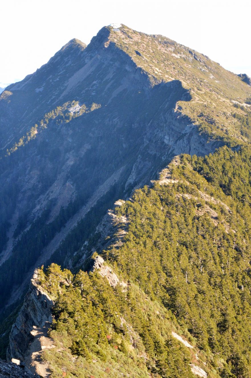 Výhled na hřeben vrcholu North Peak.