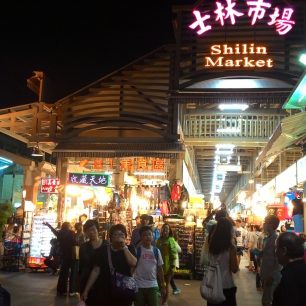 Jedno z nejoblíbenějších nočních tržišť v Taipei - Shilin, Tchaj-wan.