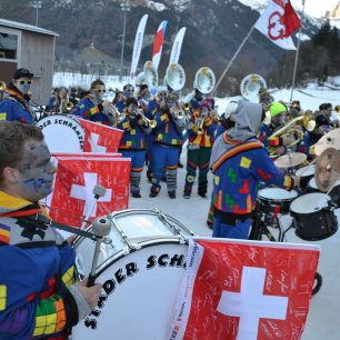 Vystoupení místní kapely je tradičním zpestřením závodů.