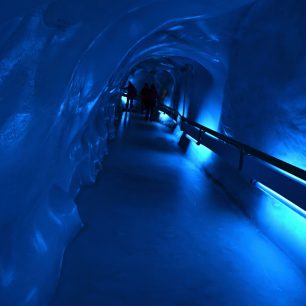 Umělá ledovcová jeskyně má speciálně chlazené stěny.