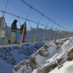 Titlis Cliff Walk dlouhý 150 metrů překonává 500 metrů hlubokou propast.