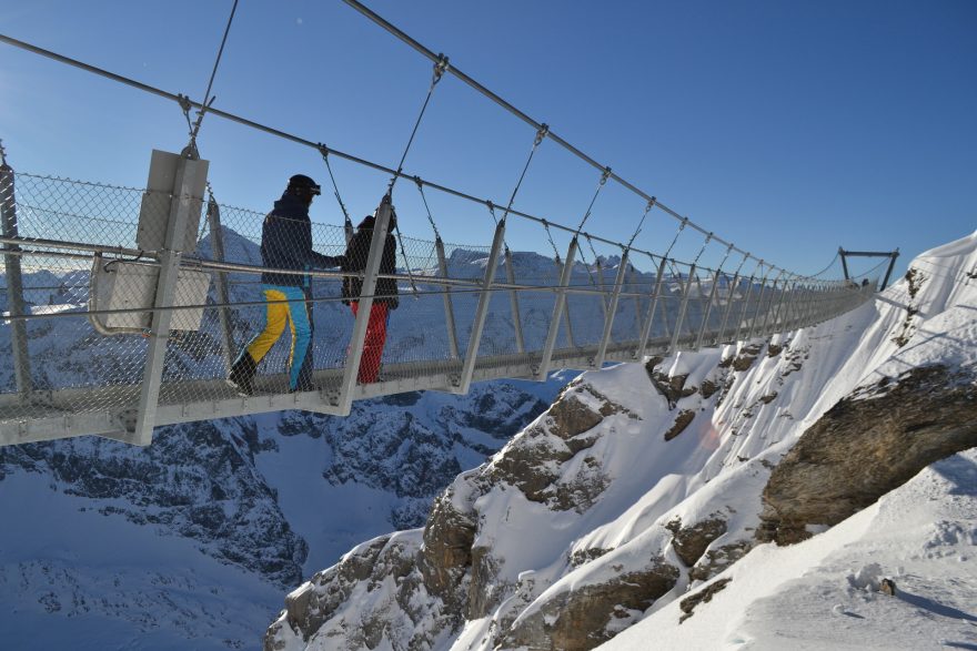 Titlis Cliff Walk dlouhý 150 metrů překonává 500 metrů hlubokou propast.