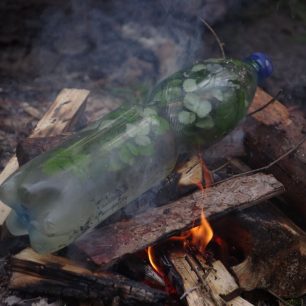 Vaření jahodového čaje v PET lahvi, , foto: www.outdoorsurvival.cz