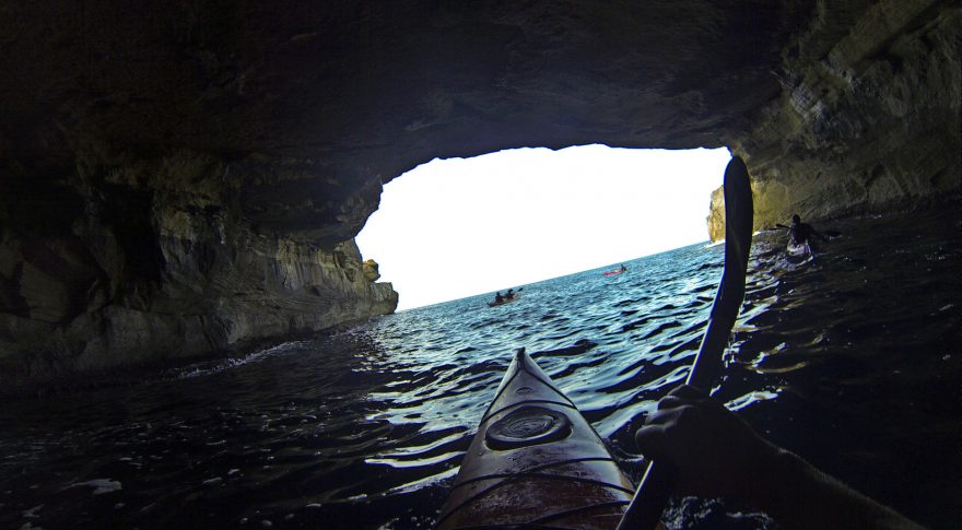 Seakajakem se podívate do jinak nepřístupných jeskyní