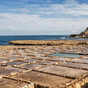 Solných pánví vyrytých do měkkého pískovce tu jsou tisíce, Malta, Gozo
