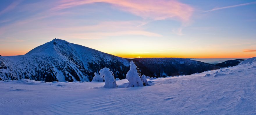 Sněžka v oranžovém hávu slunce, Krkonoše