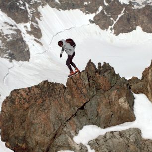 Alpinisté přebíhají přes jeden z 82 vrcholů