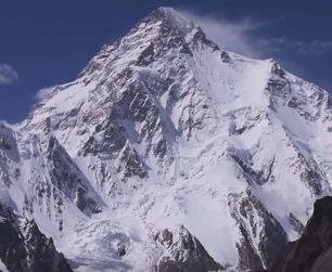 K2 je osm tisíc metrů vysokou pyramidou