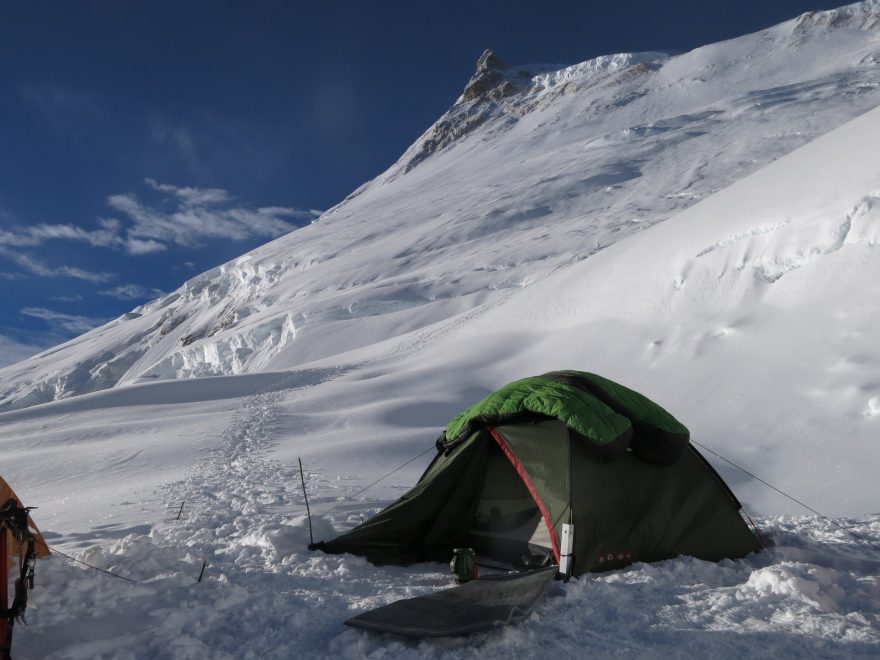 Manáslu a její nebezpečná séraková pole pod vrcholem, foto: Karel Svoboda