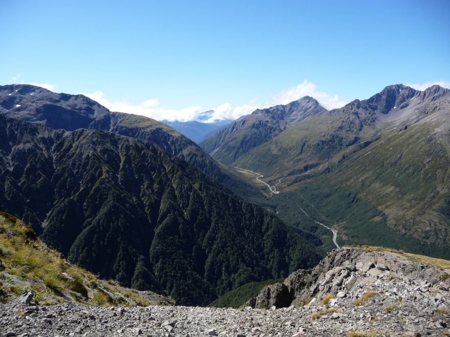 smerom do údolia s cestou, zkade sa začína