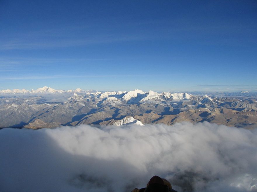 Labuche Kang z Cho Oyu, nalevo Shishapangma, foto: Dirk Groeger, CC BY 2.0