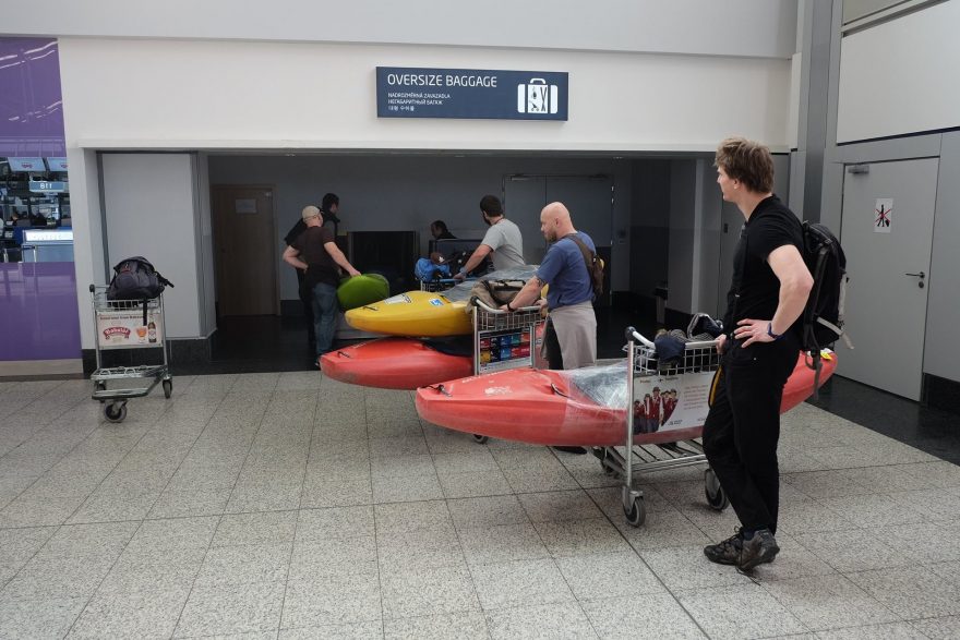 Cesta letadlem s kajaky je vždy zážitek