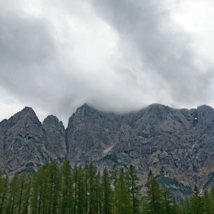 Skalní okno na Prisojniku je vidět na míle daleko, Julské Alpy