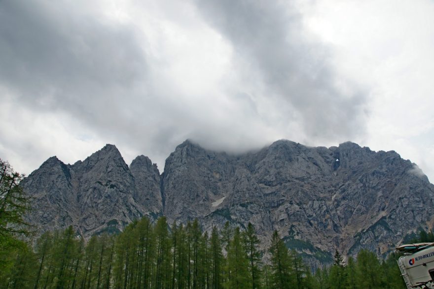 Skalní okno na Prisojniku je vidět na míle daleko, Julské Alpy