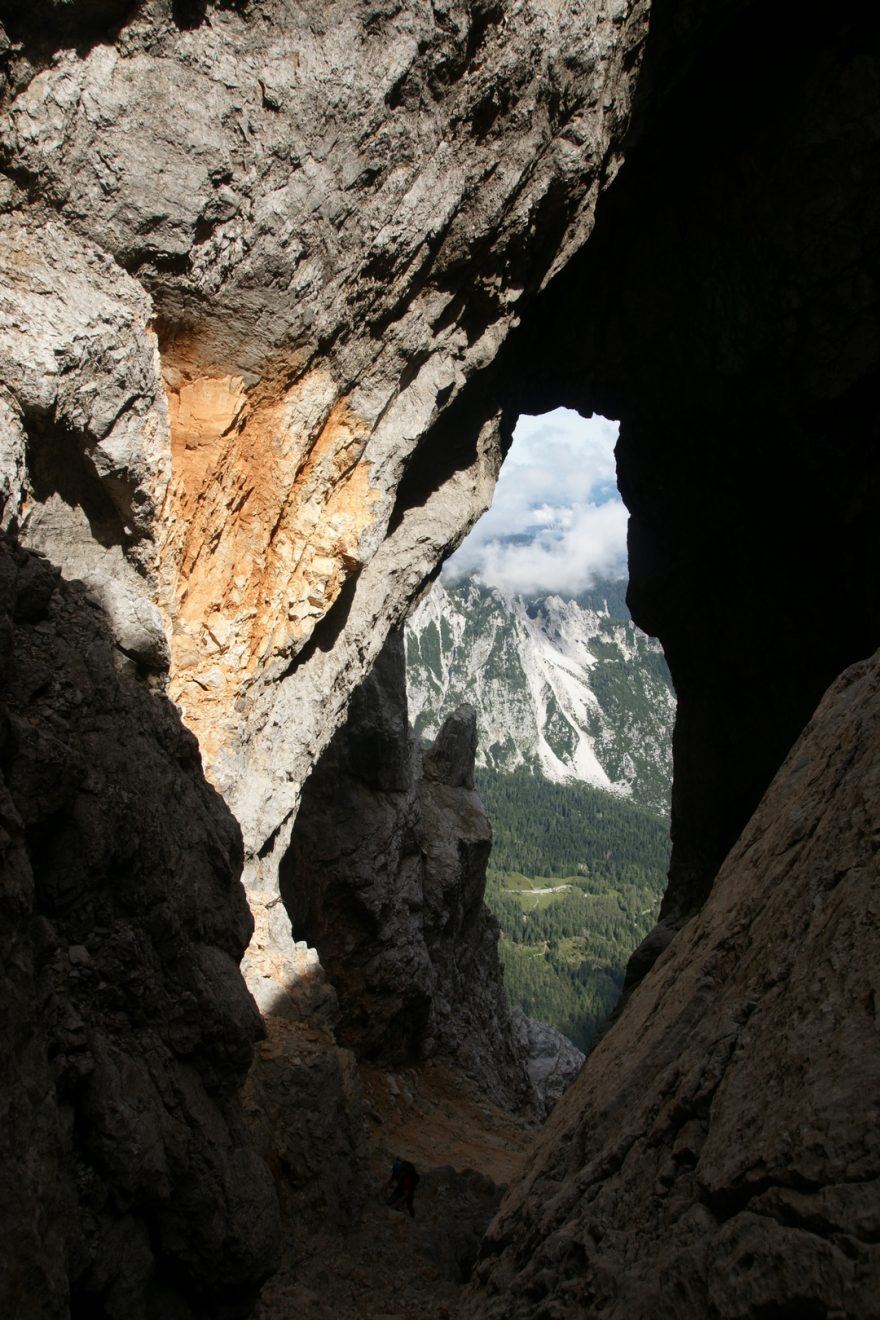 Pohled z okna, ferata Kopiščarjeva pot na Prisojnik, Julské Alpy