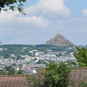 Hora z vytěžené zeminy nad městem St Austell ve Velké Británii
