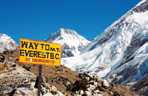 Base camp budou sdílet s desítkami komerčních expedic