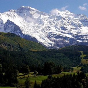 Jungfrau na jaře krásně kontrastuje se zelenými údolími