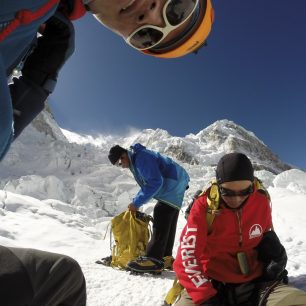 Šerpové otevírají sezónu na Everestu natahováním fixních lan
