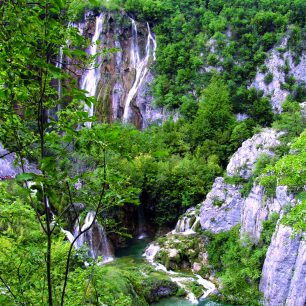 V národním parku Plitvická jezera uchvátí terasovitě položené krasová jezírka a více než stovka vodopádů ročně tisíce návštěvníků