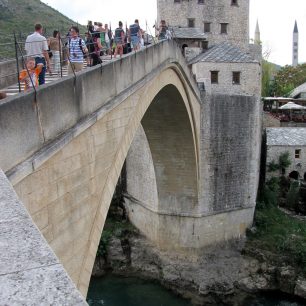 Most v Mostaru, který v době bosenské války zničily exploze, už opět spojuje oba břehy města