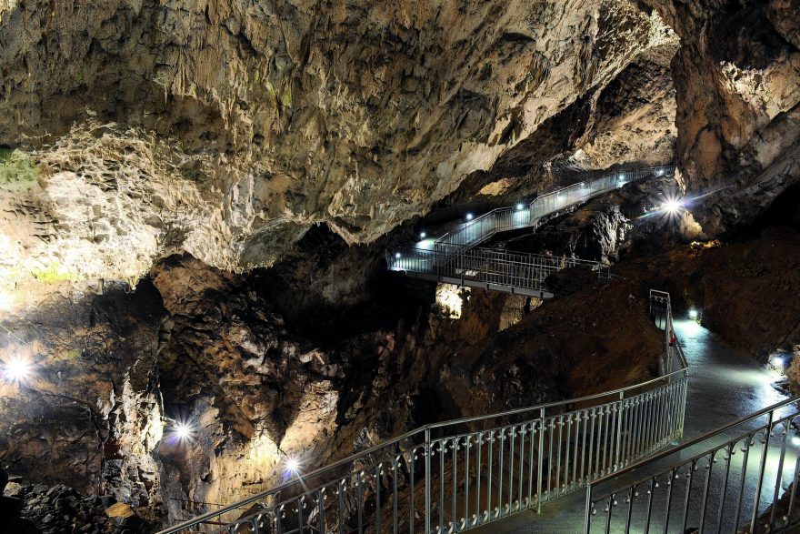 Rozsáhlý prostor Stupňovité prospati dosahuje hloubky 65 metrů
