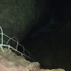 sestup na dno propasti Stupňovité, Sloupsko-Šošůvské jeskyně