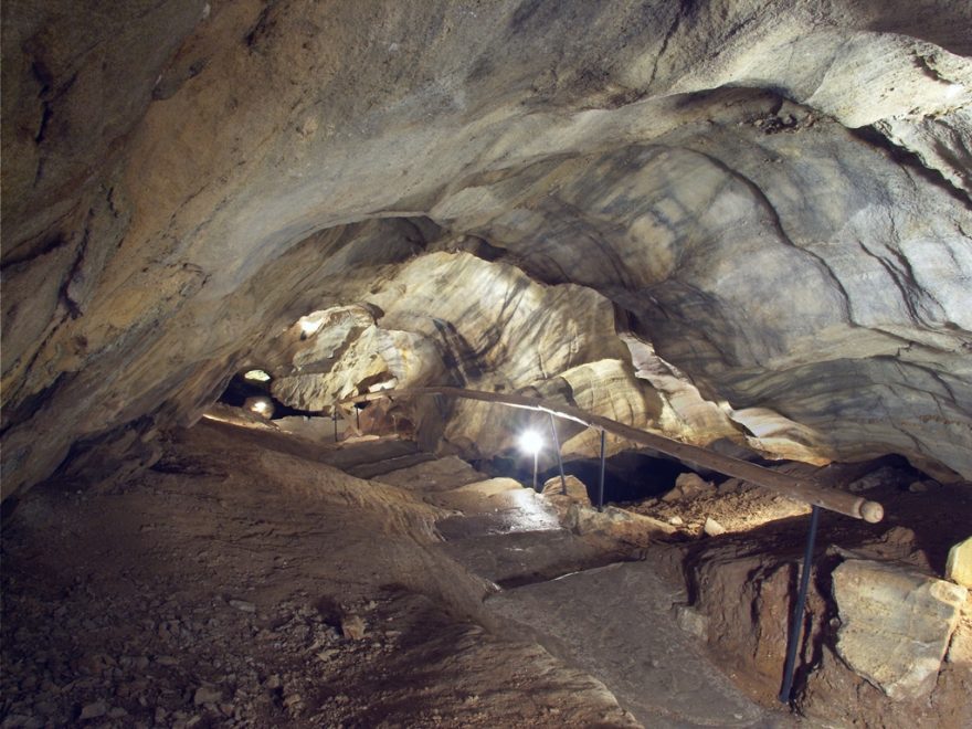 Chodba Slavníkovců, Chýnovská jeskyně