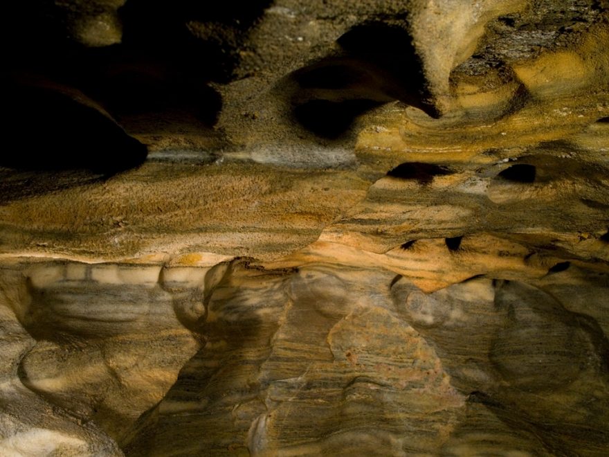 Mramory v jeskyni, Chýnovská jeskyně