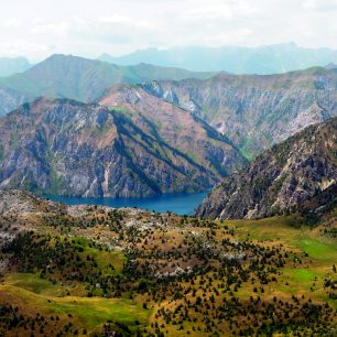 Jezero Sary Čelek sevřené v horách se nachází na území stejnojmenné biosferické rezervace na seznamu UNESCO