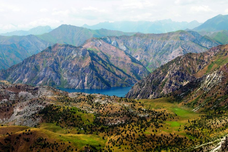 Jezero Sary Čelek sevřené v horách se nachází na území stejnojmenné biosferické rezervace na seznamu UNESCO