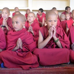 Malí mniši v buddhistických chrámech podporovaní organizací MOST ProTibet