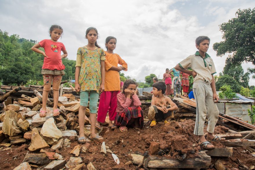 Obyvatelé Nepálu po loňském zemětřesení podporované Charitou ČR