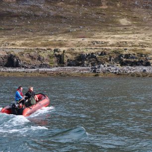 Na Hornstrandir se dostanete jedině lodí, poslední metry se překonávají na motorovém člunu