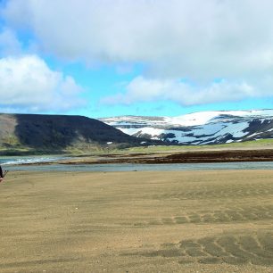 Temně modré moře je velmi ledové, ale postavit si stan nedaleko pláže, stojí za to