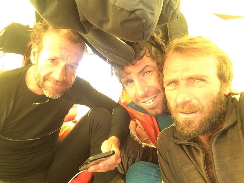 Ve druhém výškovém táboře, zleva,  Ferran Latorre, Hélias Millerioux, Yannick Graziani