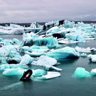 Zátoka Jokulsarlon plná ledových ker z ledovce Vatnajokull
