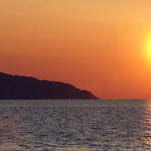 Západ slunce nad mořskou hladinou