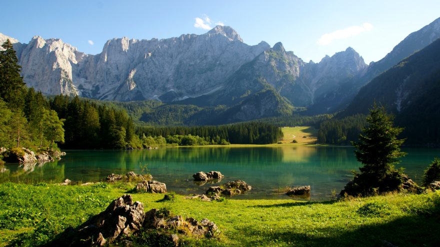 Jezero lemováno Julskými Alpami