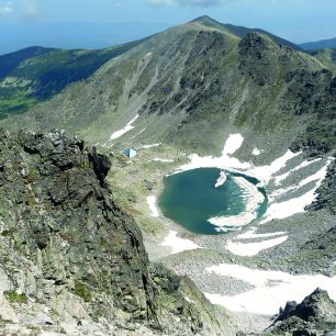 Bulharsko_Ledeno jezero a chata Everest z vrcholového hřebenu, Musala, Bulharsko