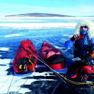 Polárníci přešli jezero bez podpory zvenčí, museli být tedy plně soběstační. Na saních táhli každý kolem 60 kg materiálu