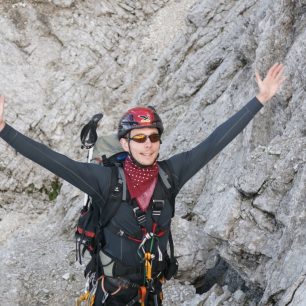 Prsní úvazek je nedílnou součástí vybavení na feraty