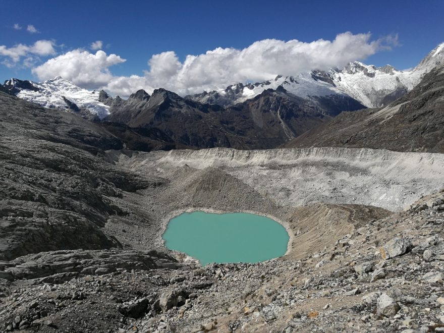 Modrá voda laguny kontrastuje bílými vrcholky peruánkého pohoří Cordilera Blanca, Peru