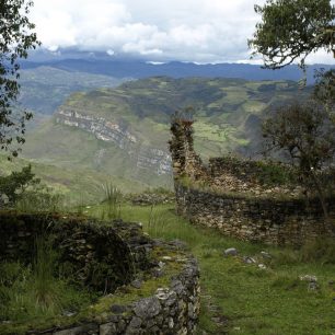 Ruiny Chachapoyas - jedna z mnoha ukázek harmonie indiánských staveb s horskou krajinou