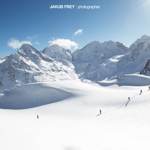 Špalír skialpinistů v Engadinu, Švýcarsko